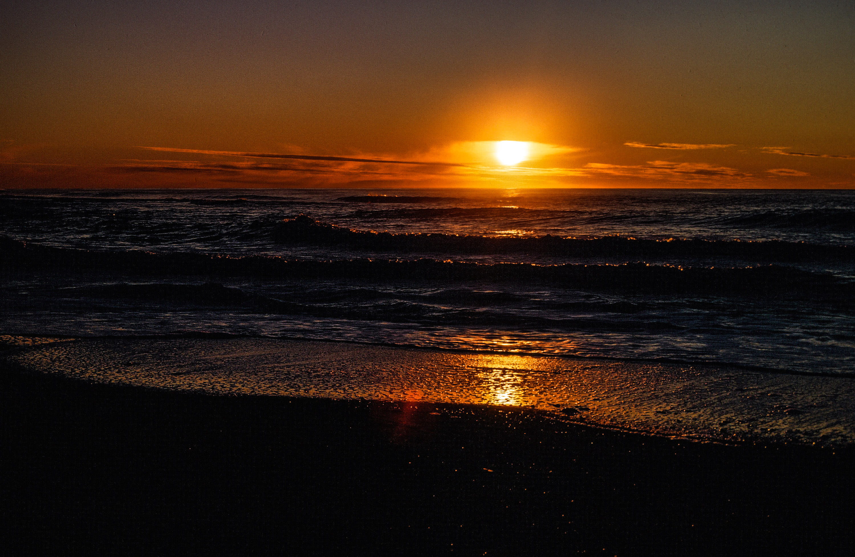 Sun going down over Bandon Beach in Oregon USA bright cloud 2k
