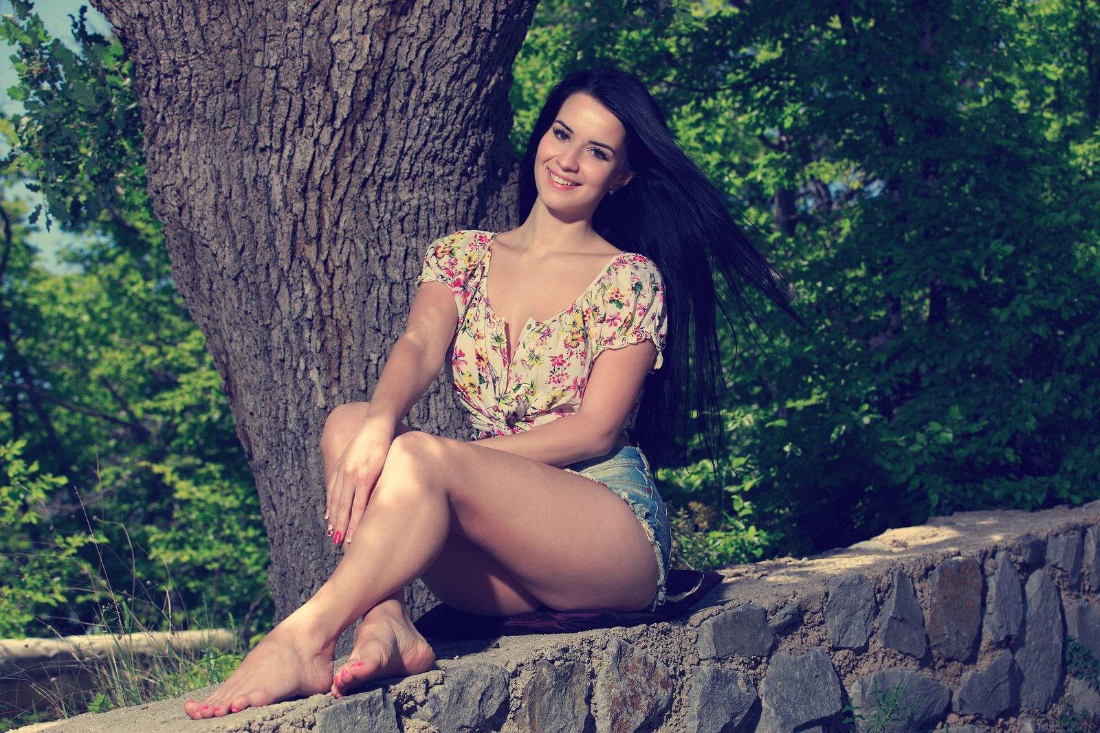 women s multicolored floral shirt and blue denim shorts Lola Marron 2k