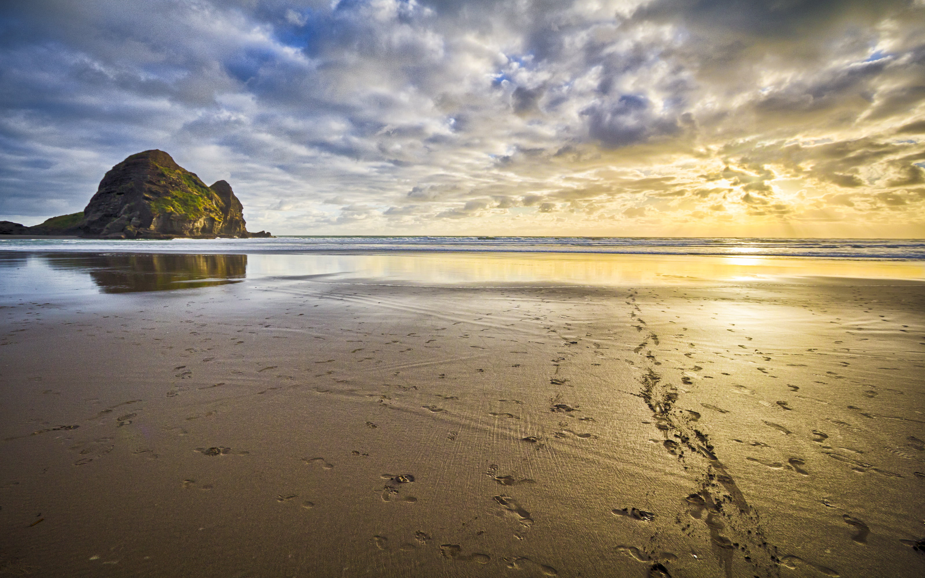The Lies Piha Known Surfing Beach On Northwest Coast Of North Island New Zealand 2k