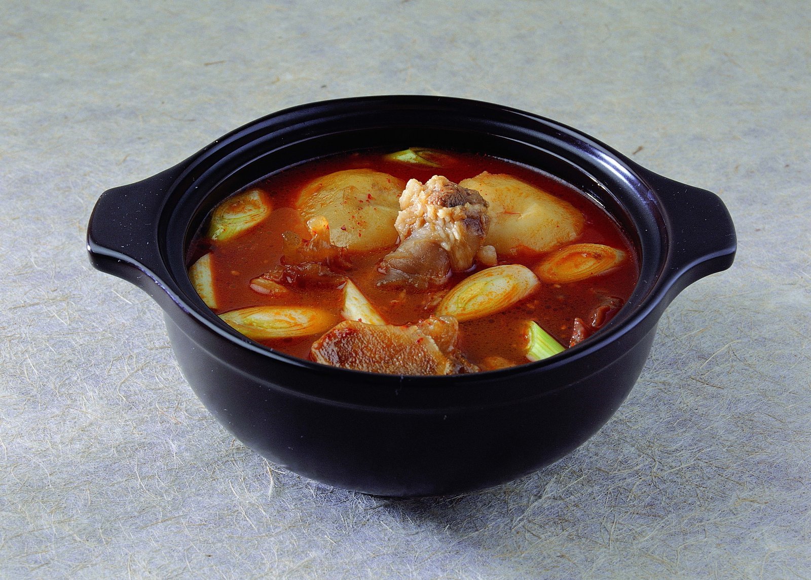 black food pot potatoes gravy meat onions soup meal vegetable 2k