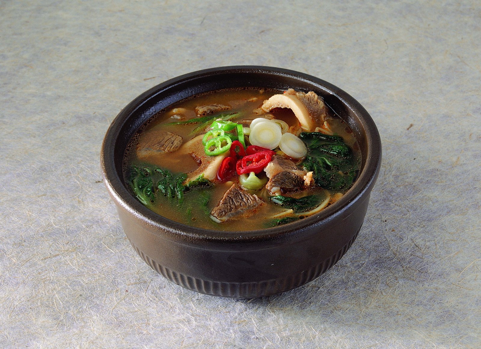 round black ceramic bowl soup beef parsley onion food meal 2k