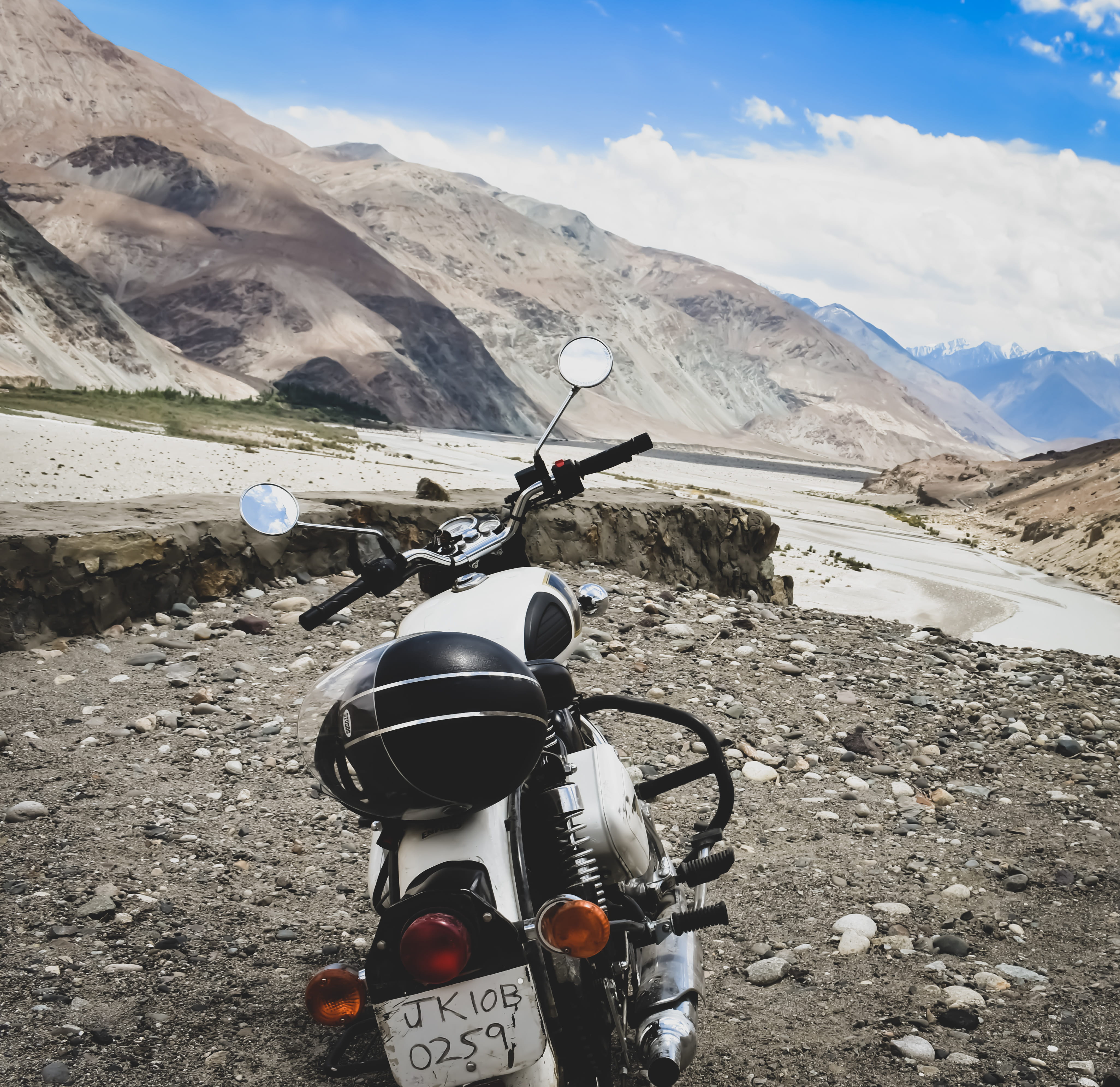 valley bike leh ladakh india royal enfield bullet cc 2k 4k