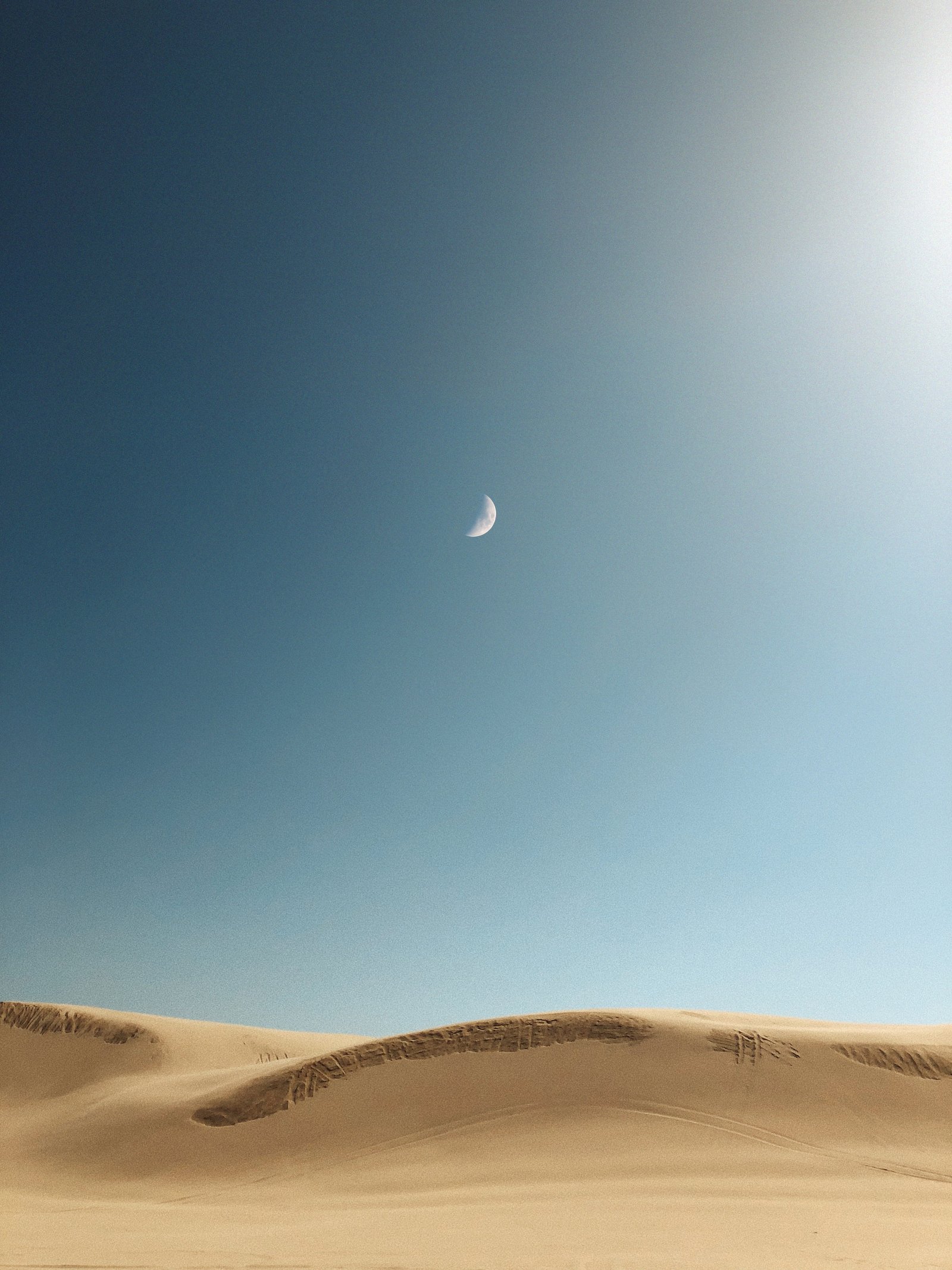 sand dunes crescent moon photo in desert during daytime landscape 2k