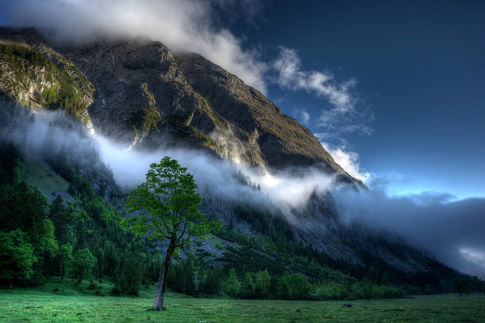 landscape foggy mountain during daytime SOE clouds berge karwendel alps 2k 4k 5k