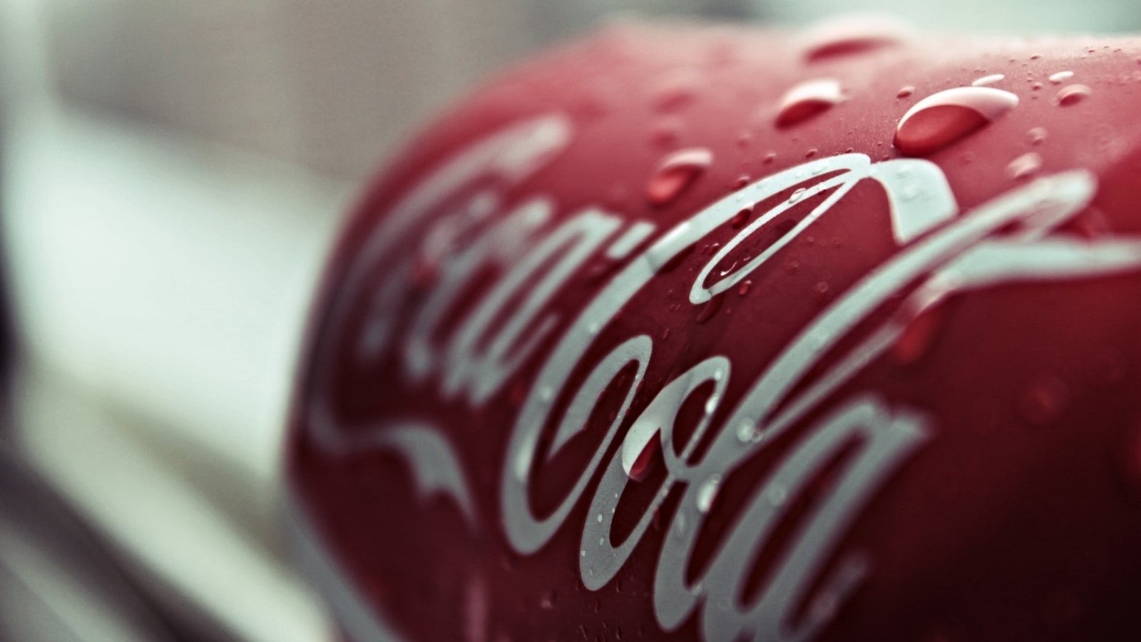 Coca Cola can logo depth of field macro water drops 2k