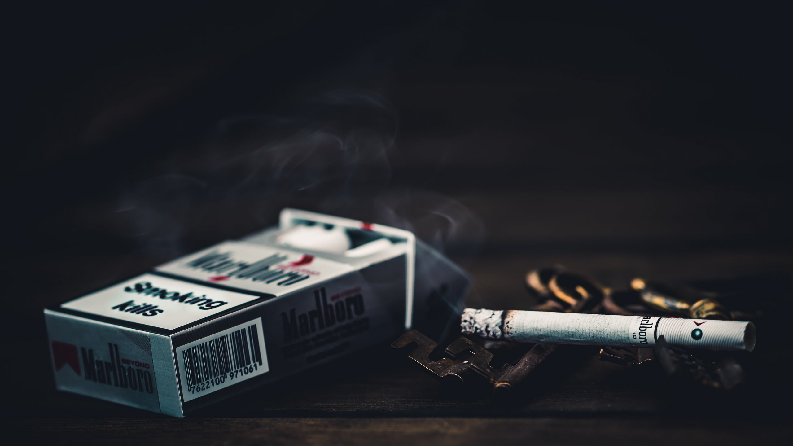 Marlboro cigarette with box macro Smoking kills communication 2k