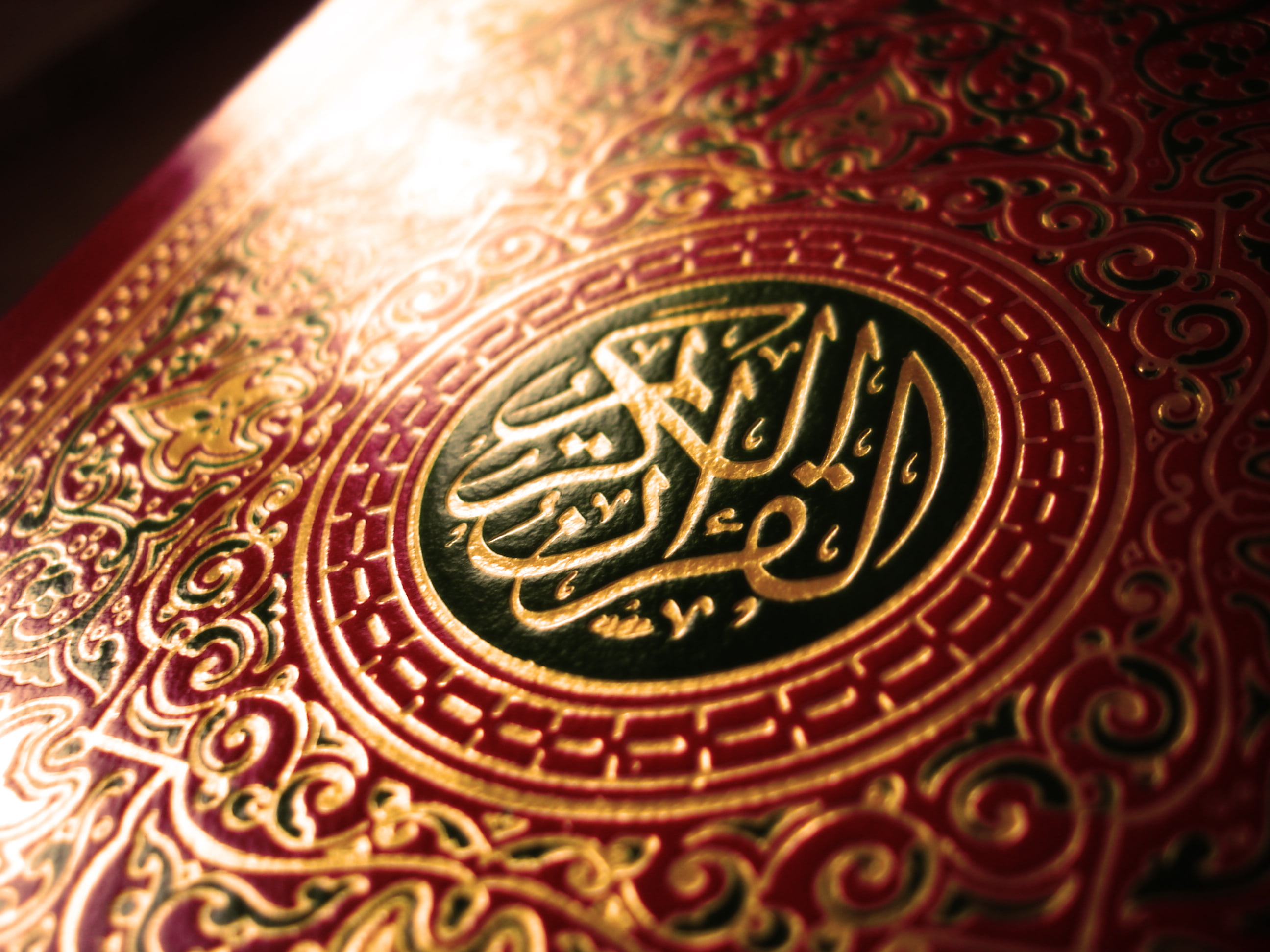 red and green book Islam Quran pattern gold Colored backgrounds 2k
