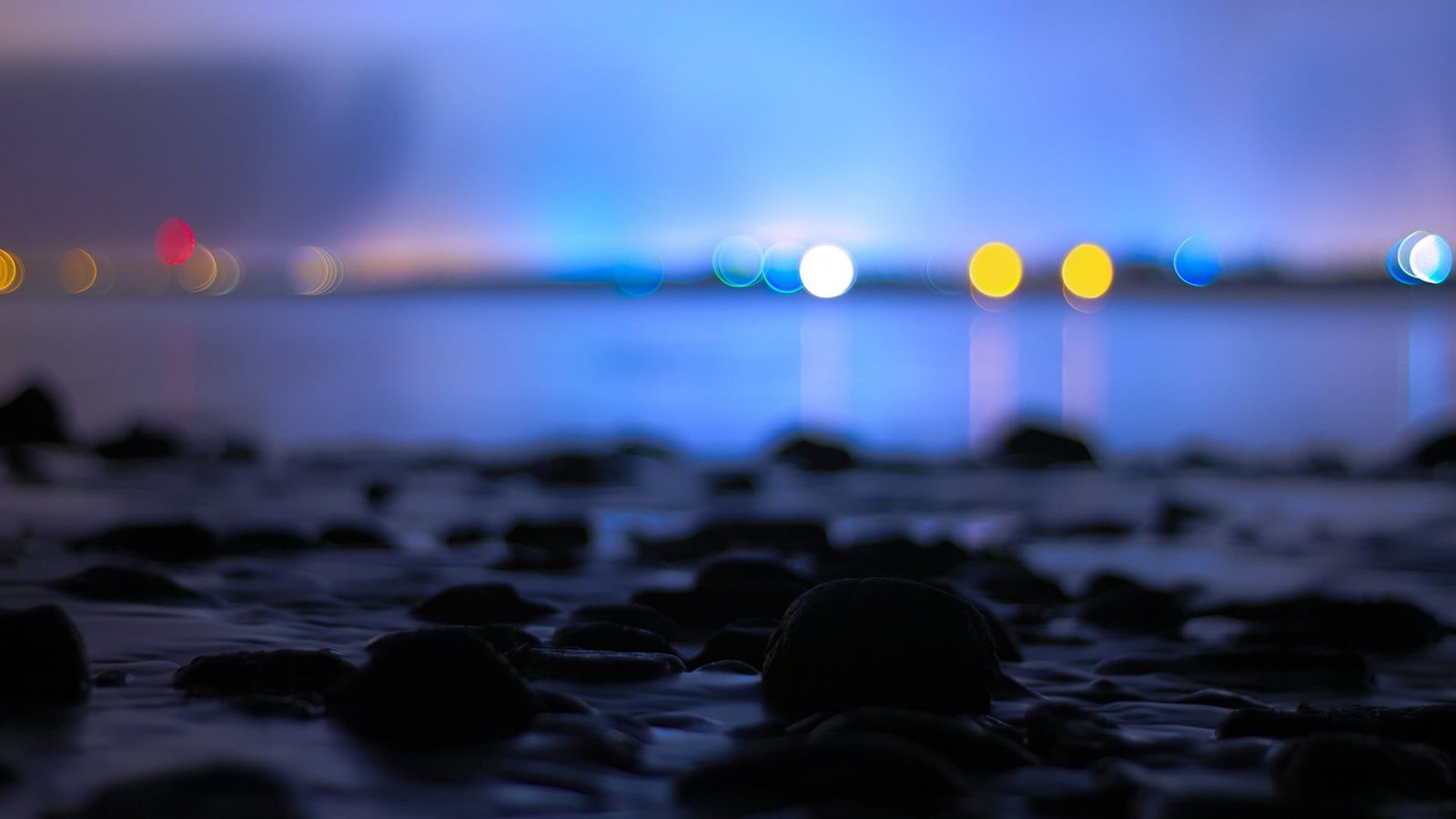 black stones rock on water close up photography bokeh calm 2k