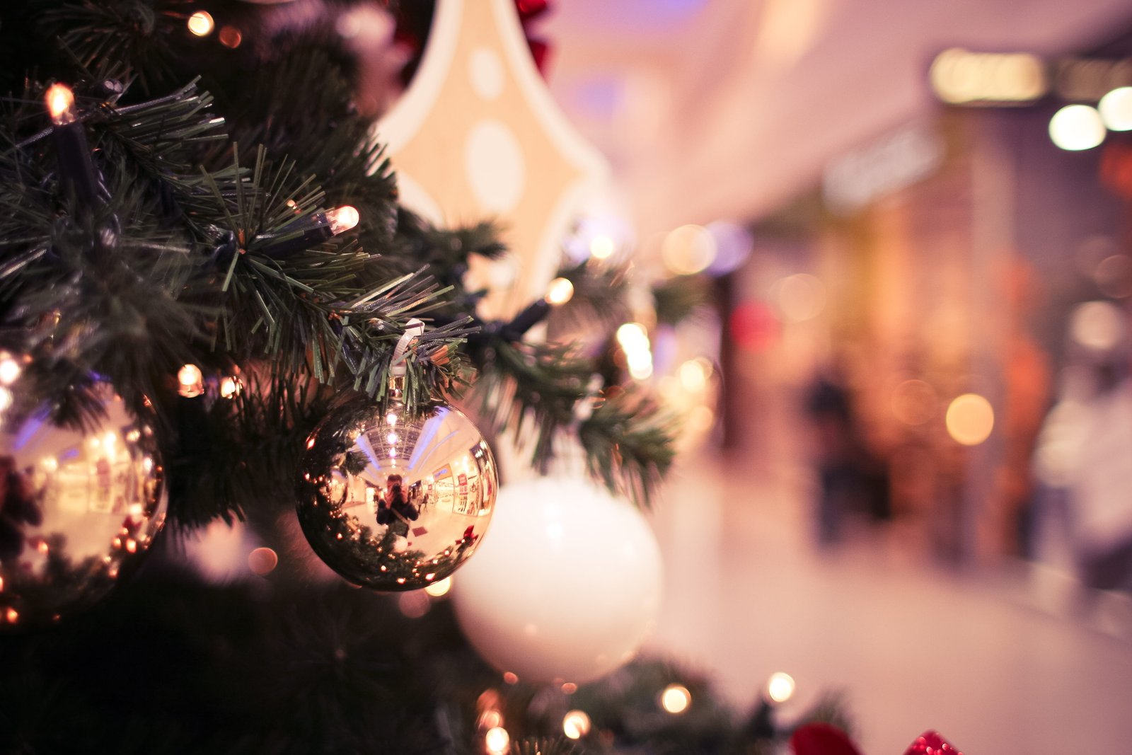 Christmas Tree in Shopping Mall blurred bokeh christmas 2k 4k
