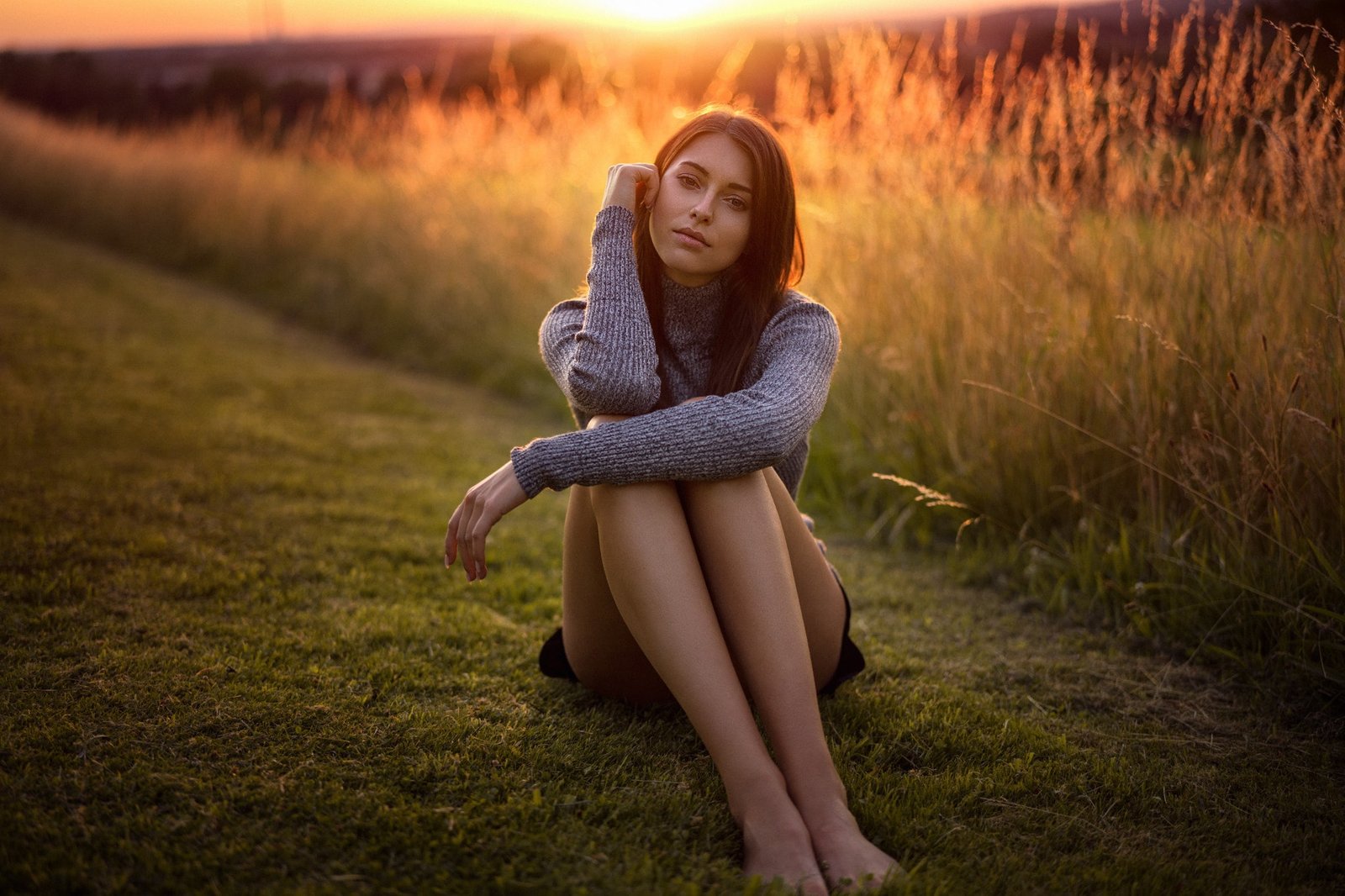 grass the sun nature pose model skirt portrait barefoot 2k