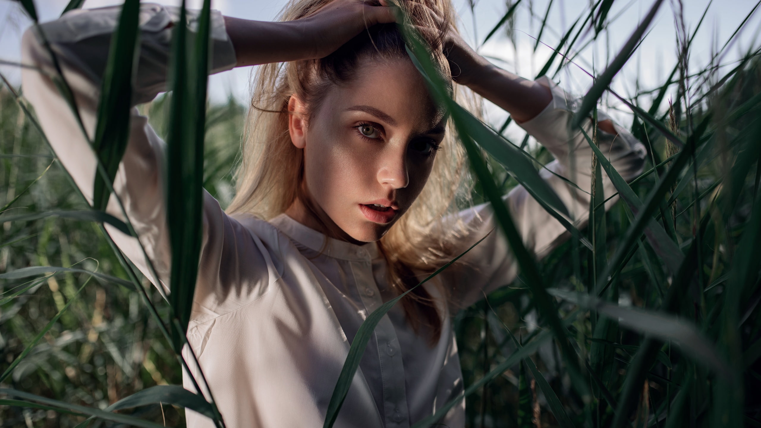 Ksenia Kokoreva women model face looking at viewer holding hair 2k