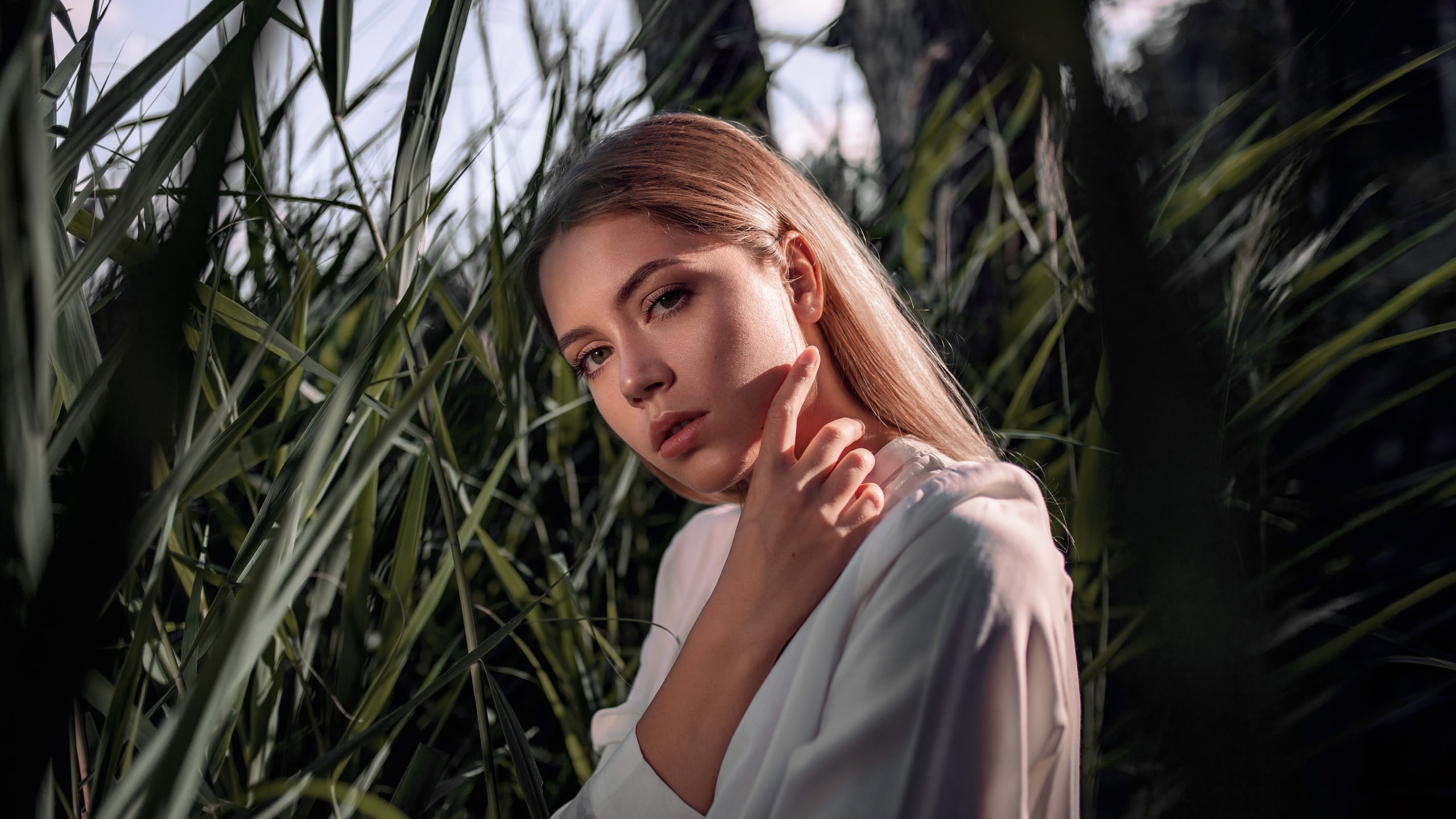 Ksenia Kokoreva women model face looking at viewer touching 2k