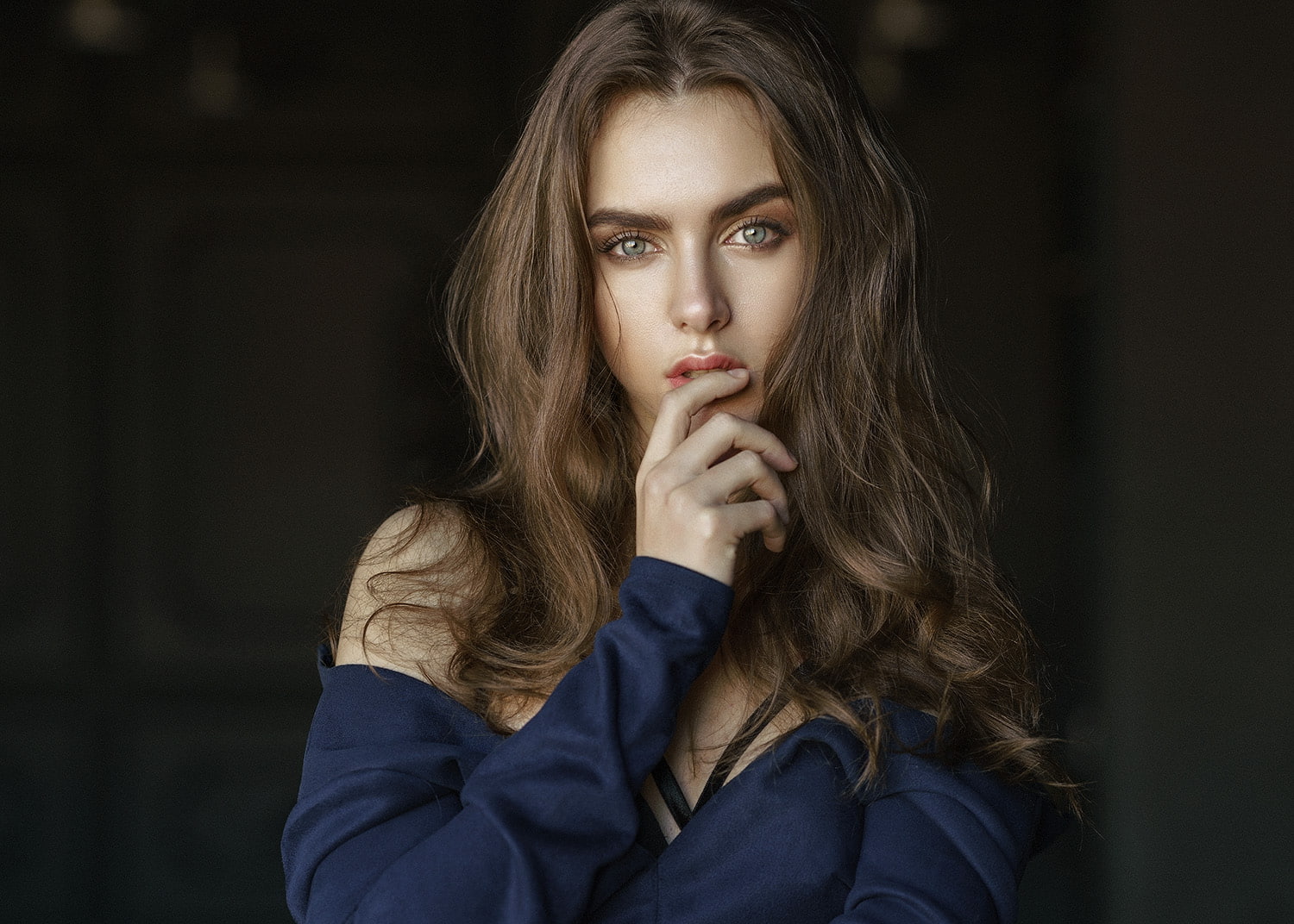 portrait depth of field bare shoulders gray eyes finger on lips 2k