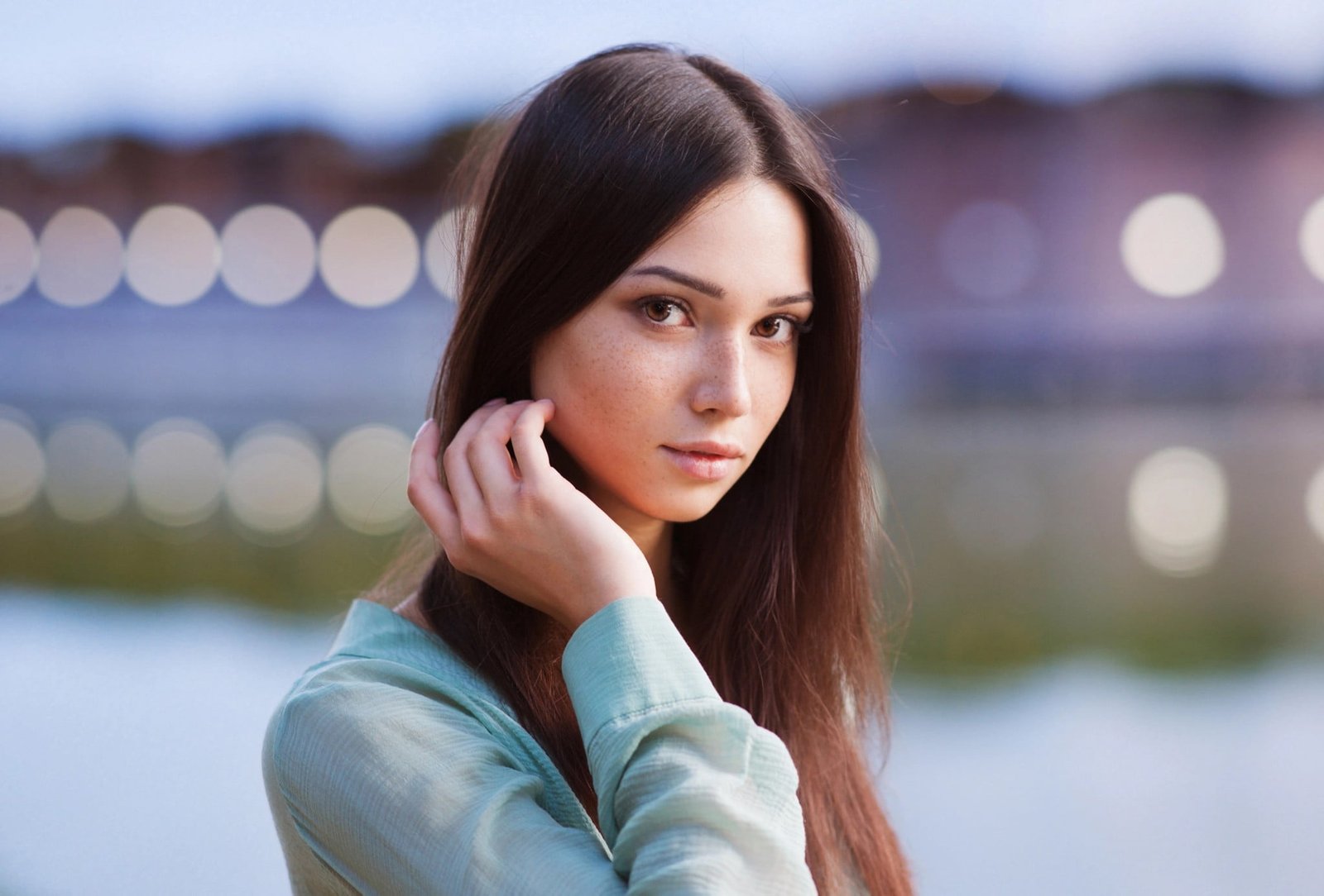 portrait women outdoors looking at viewer brunette depth of field 2k