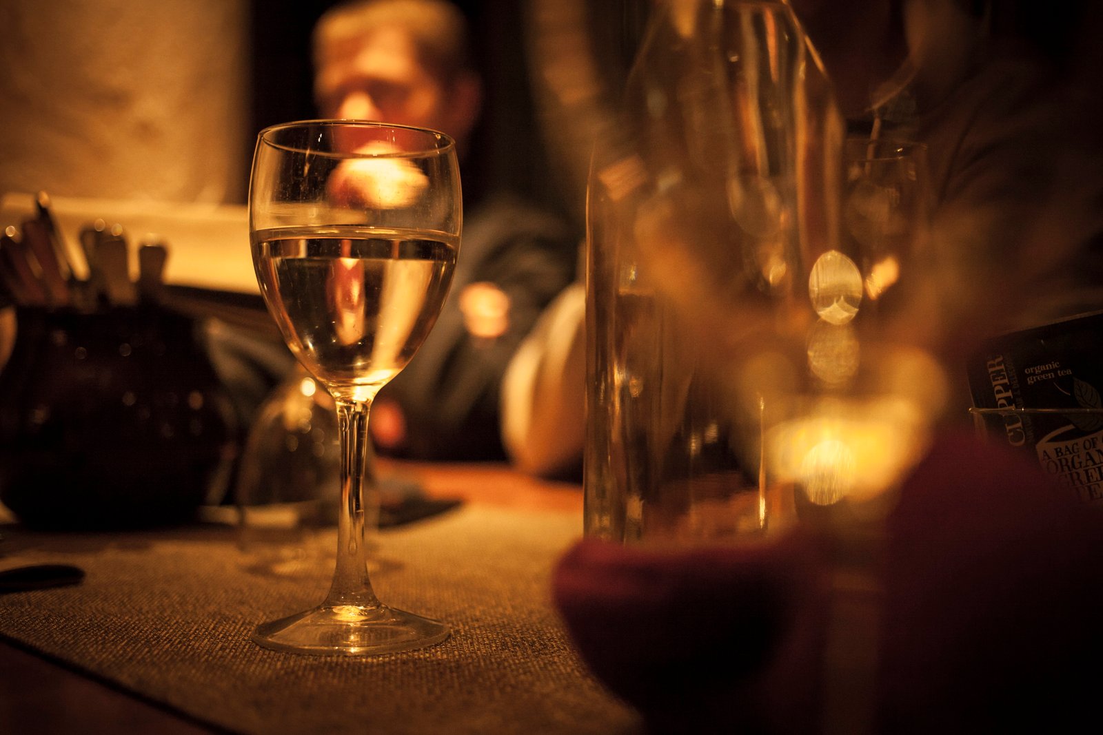 restaurant wine glass table dinner bokeh cup cafe refreshment 2k 4k 5k