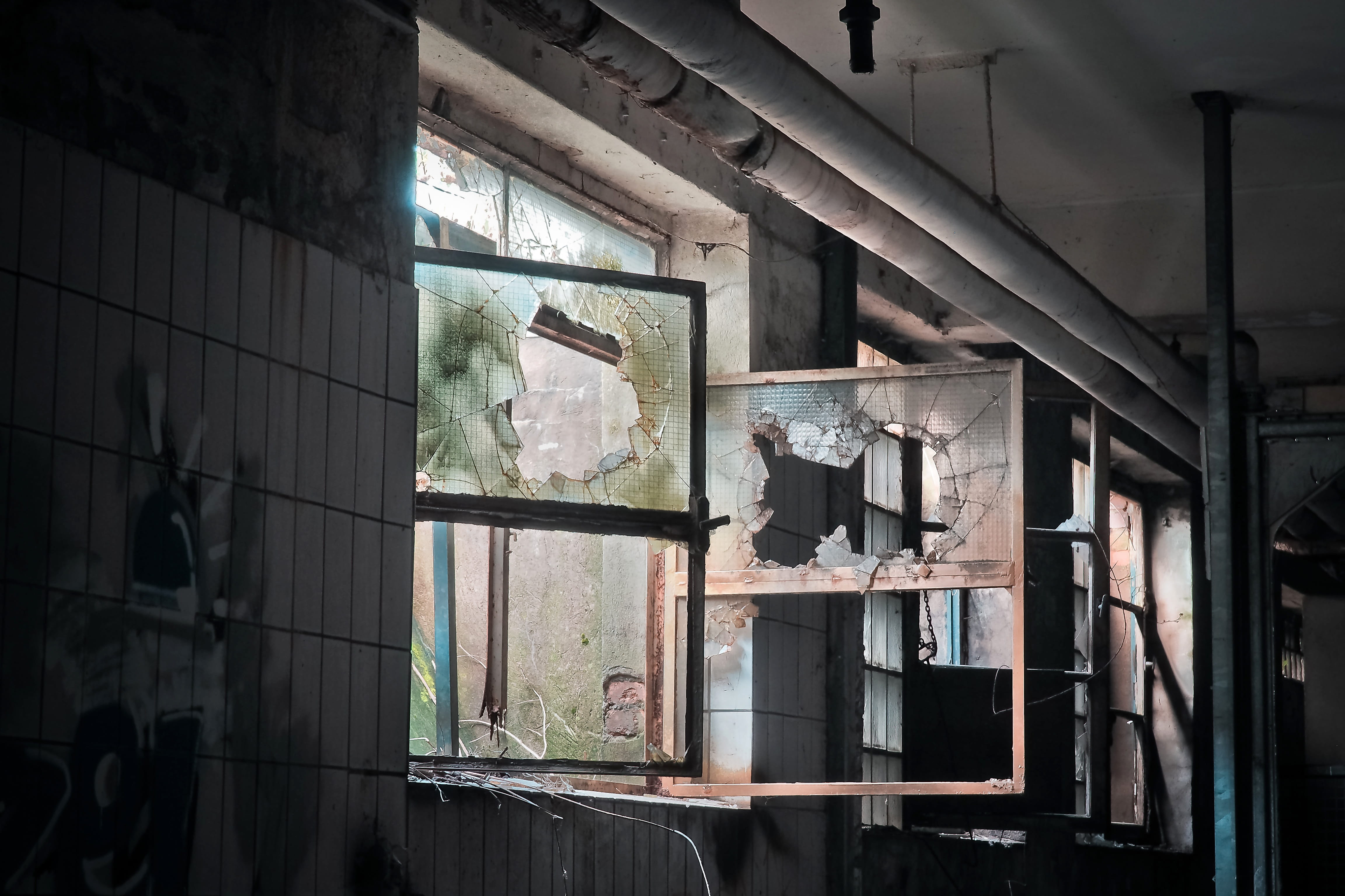 broken windows inside room Lost Old Decay Ruin lost places 2k 4k 5k