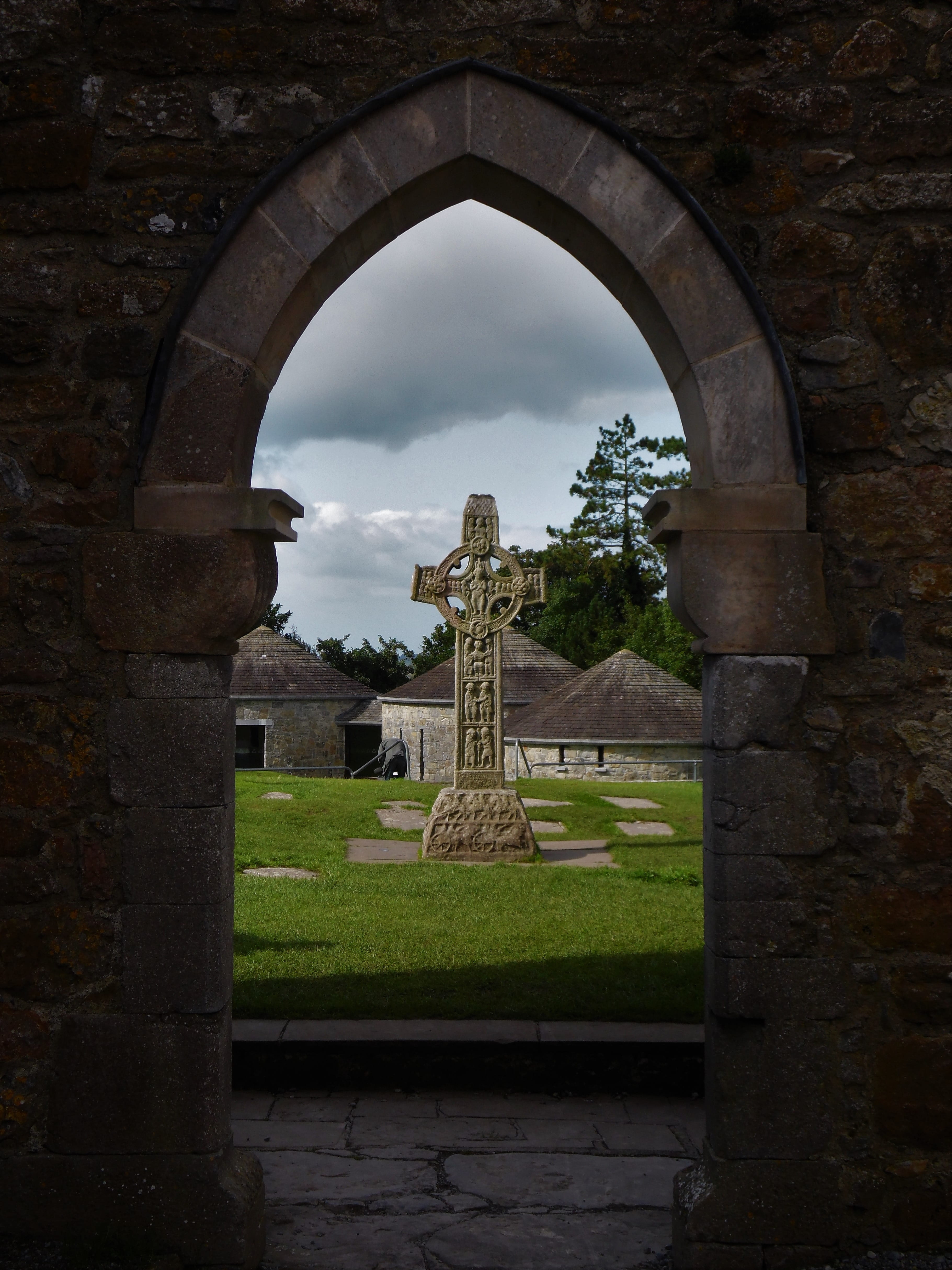 ireland clonmacnoise monastery cross celtic mystical 2k 4k