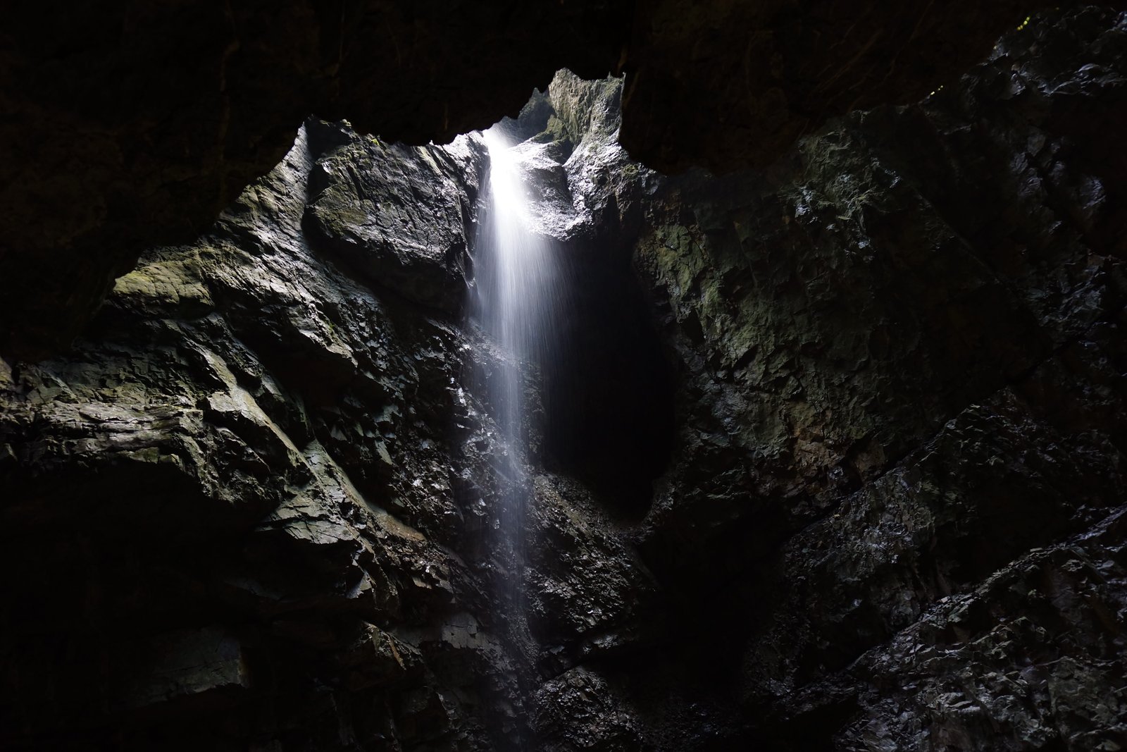waterfalls in between brown rock cave gorge small waterfall 2k 4k 5k