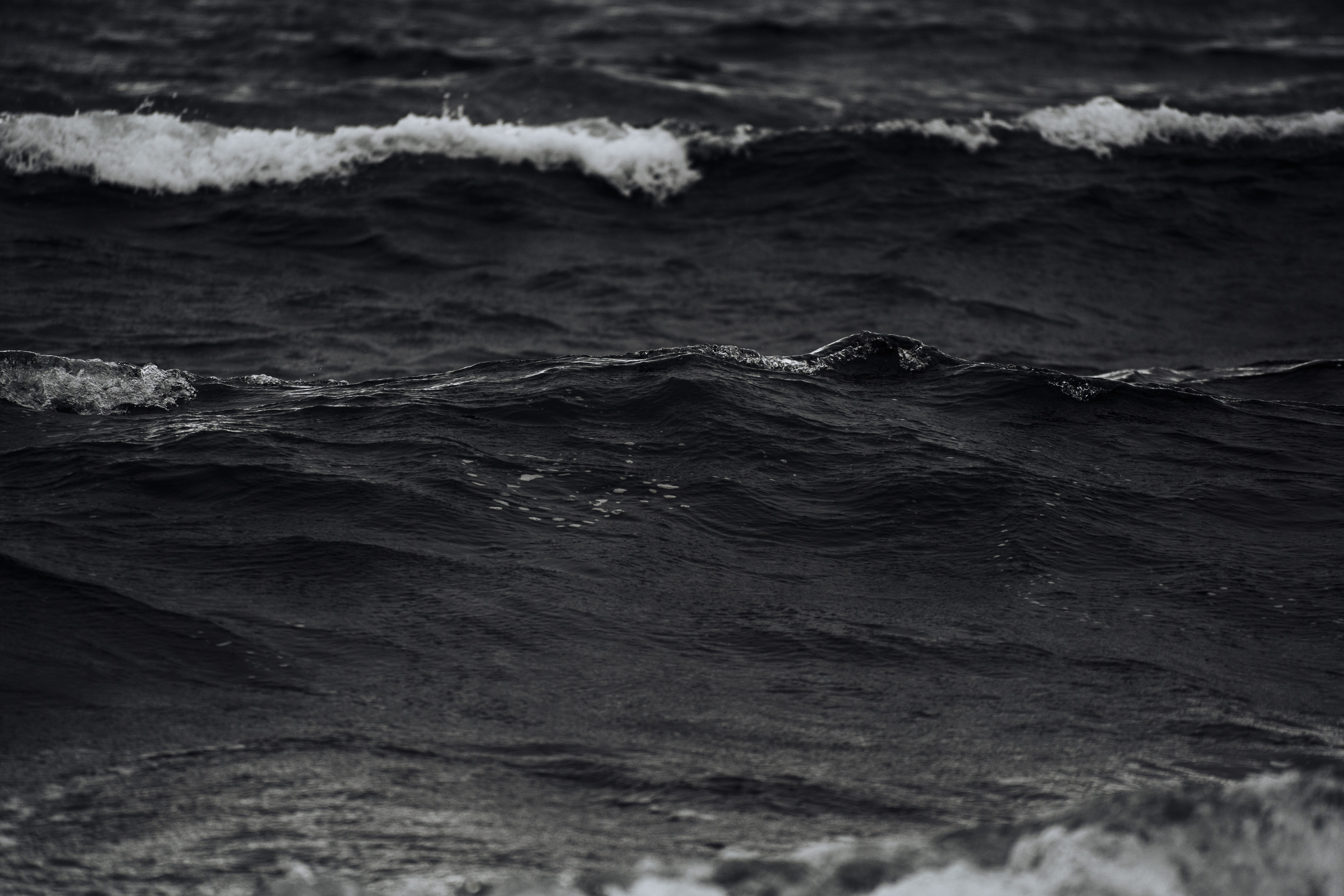 grayscale photo of ocean waves wallpaper desktop wallpapers 2k 4k 5k 8k
